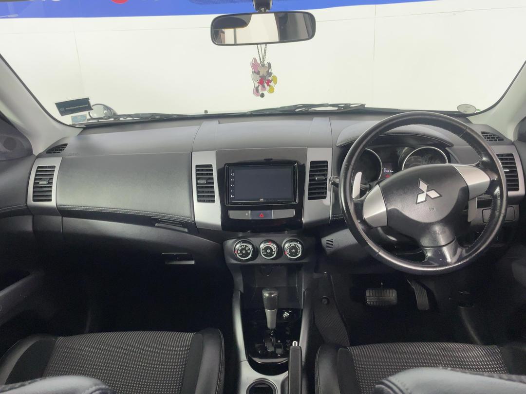 Photo '17' of Mitsubishi Outlander