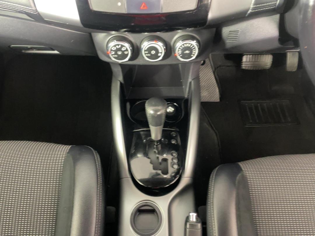 Photo '18' of Mitsubishi Outlander