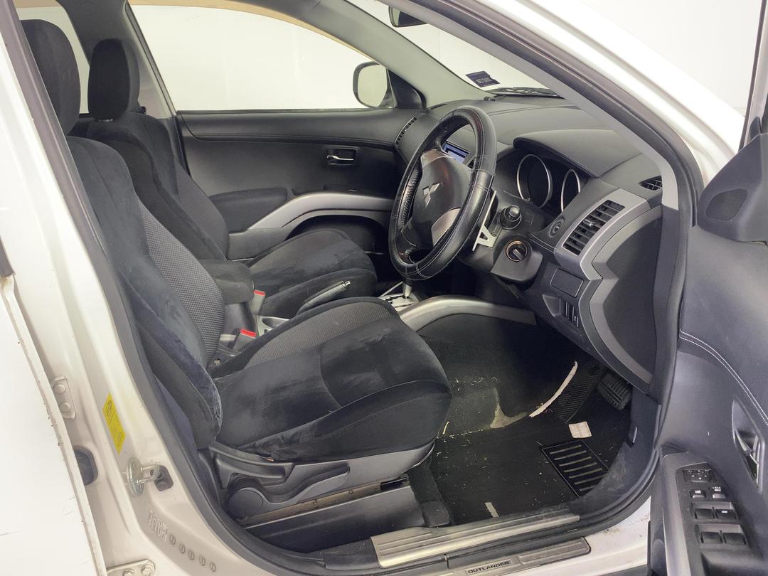Photo '14' of Mitsubishi Outlander