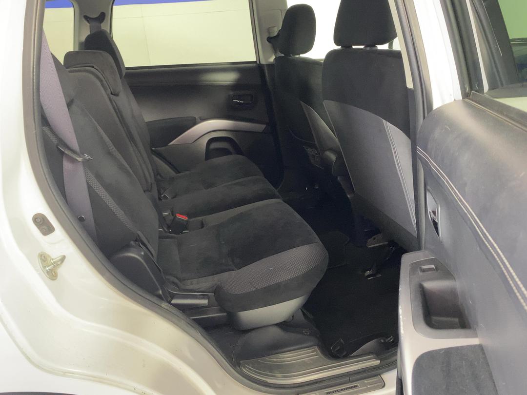Photo '18' of Mitsubishi Outlander