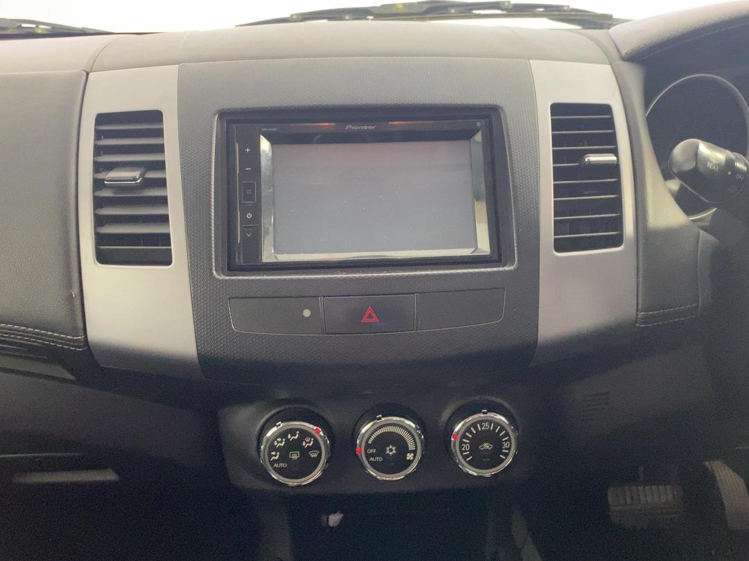 Photo '16' of Mitsubishi Outlander