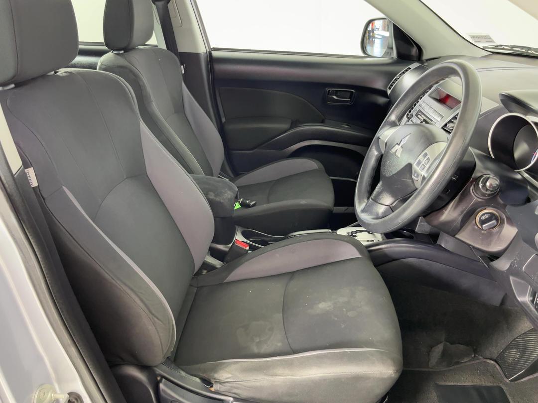 Photo '16' of Mitsubishi Outlander