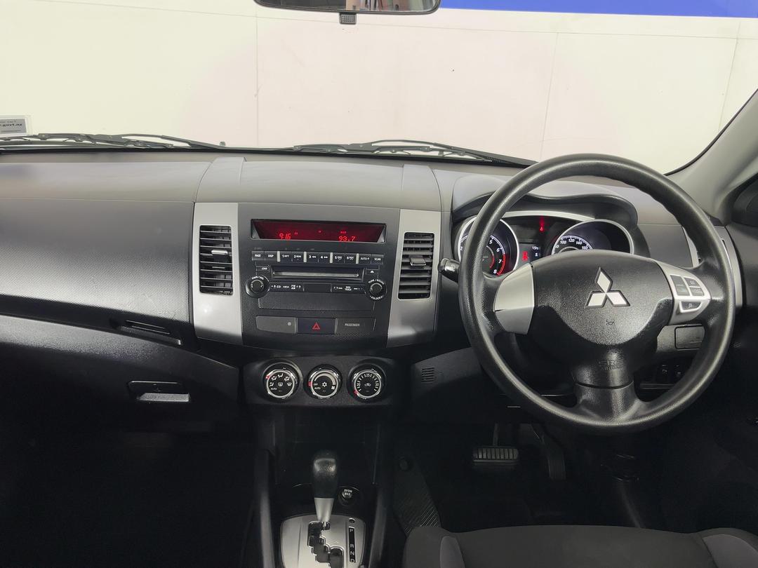 Photo '17' of Mitsubishi Outlander