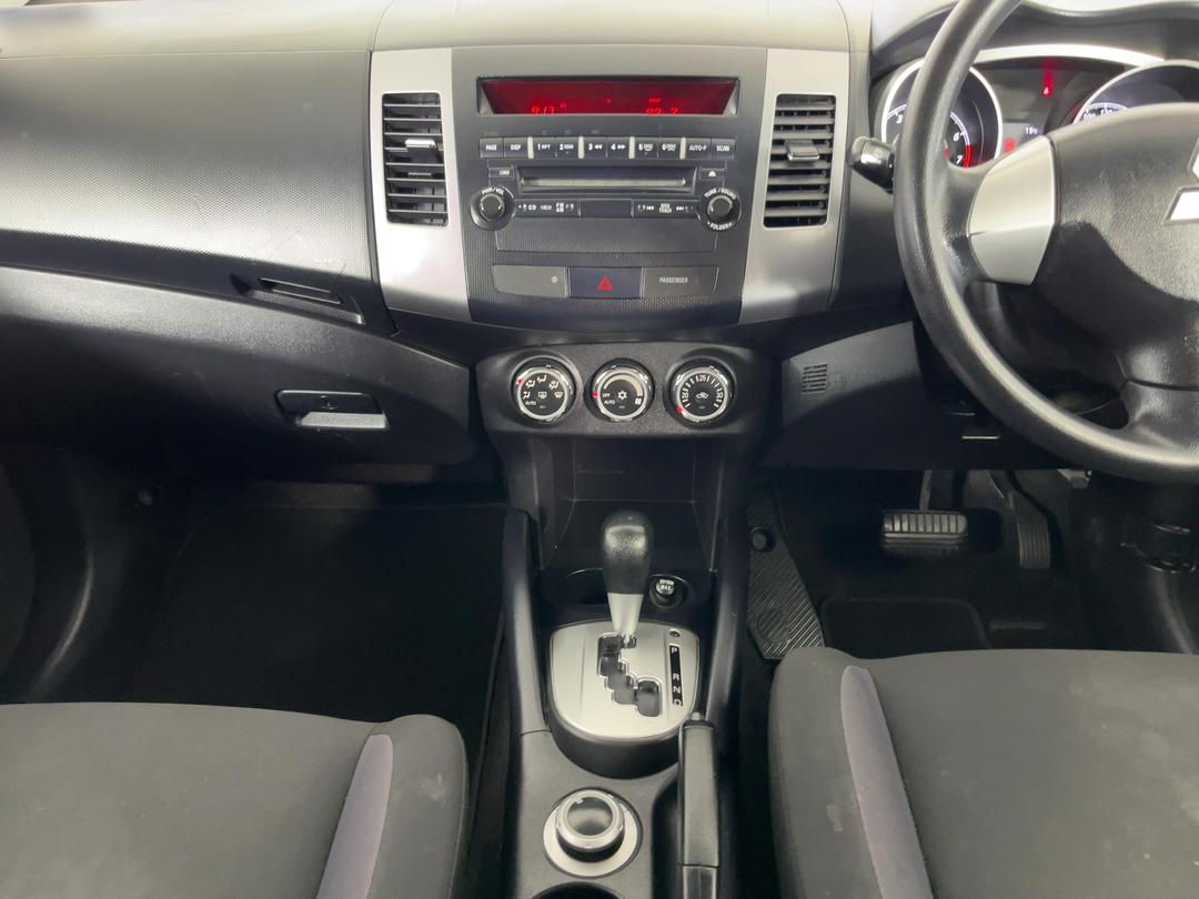 Photo '18' of Mitsubishi Outlander