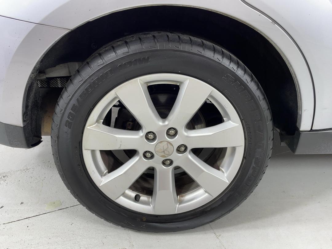 Photo '12' of Mitsubishi Outlander