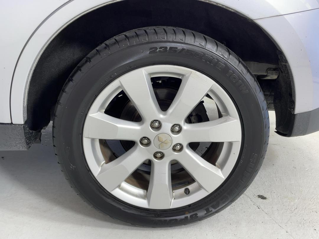 Photo '11' of Mitsubishi Outlander
