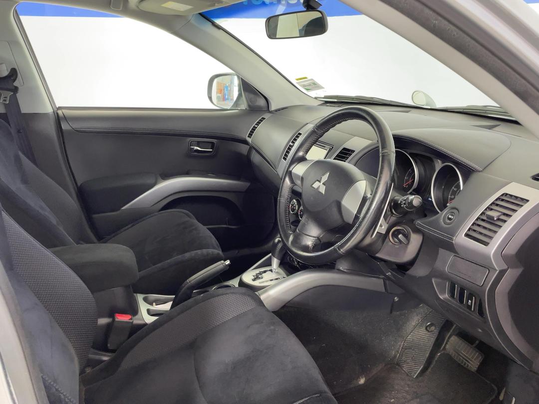 Photo '16' of Mitsubishi Outlander