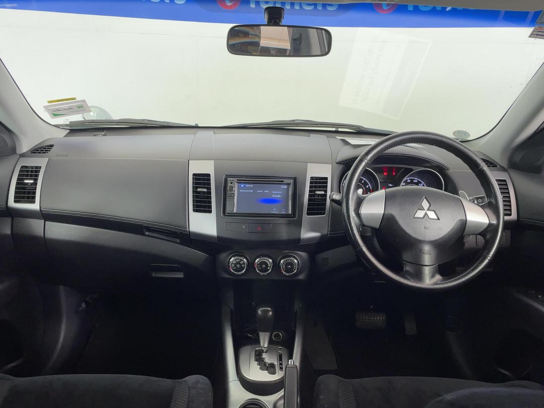 Photo '17' of Mitsubishi Outlander