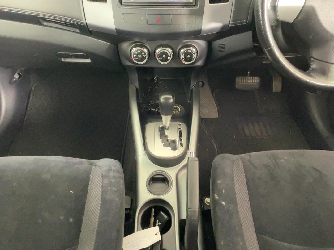 Photo '18' of Mitsubishi Outlander