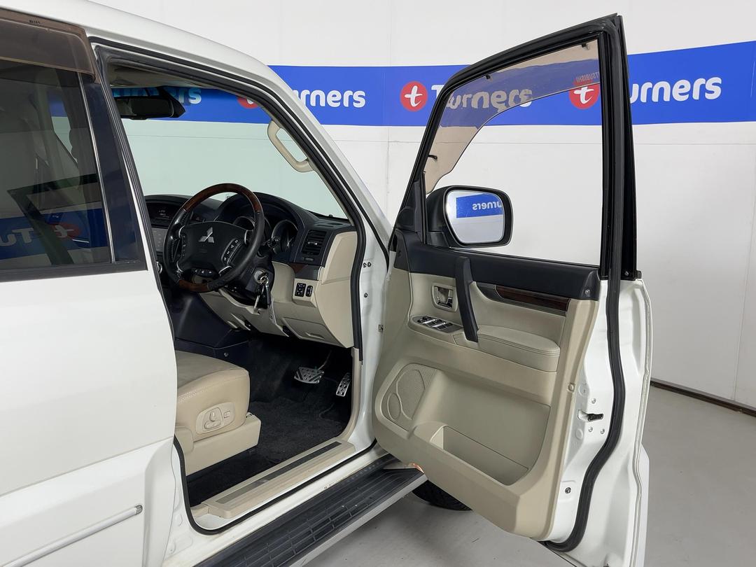 Photo '15' of Mitsubishi Pajero