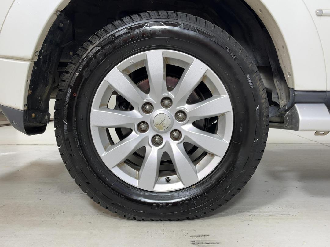 Photo '12' of Mitsubishi Pajero