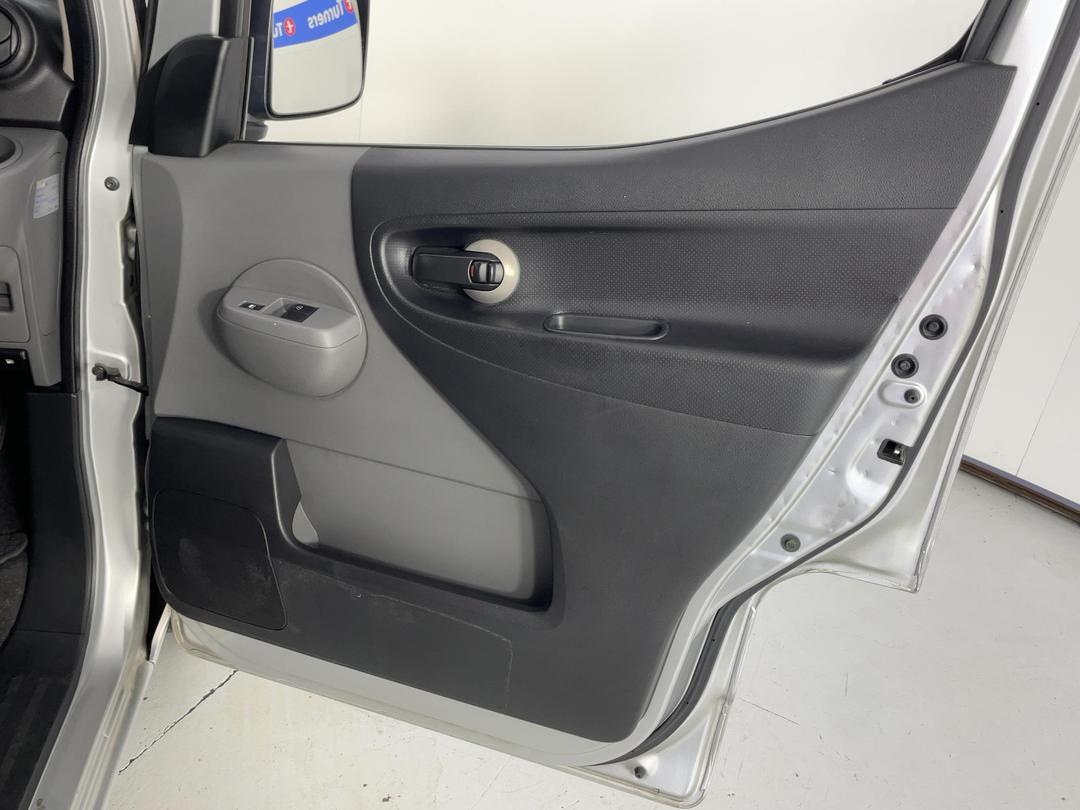 Photo '15' of Nissan NV200