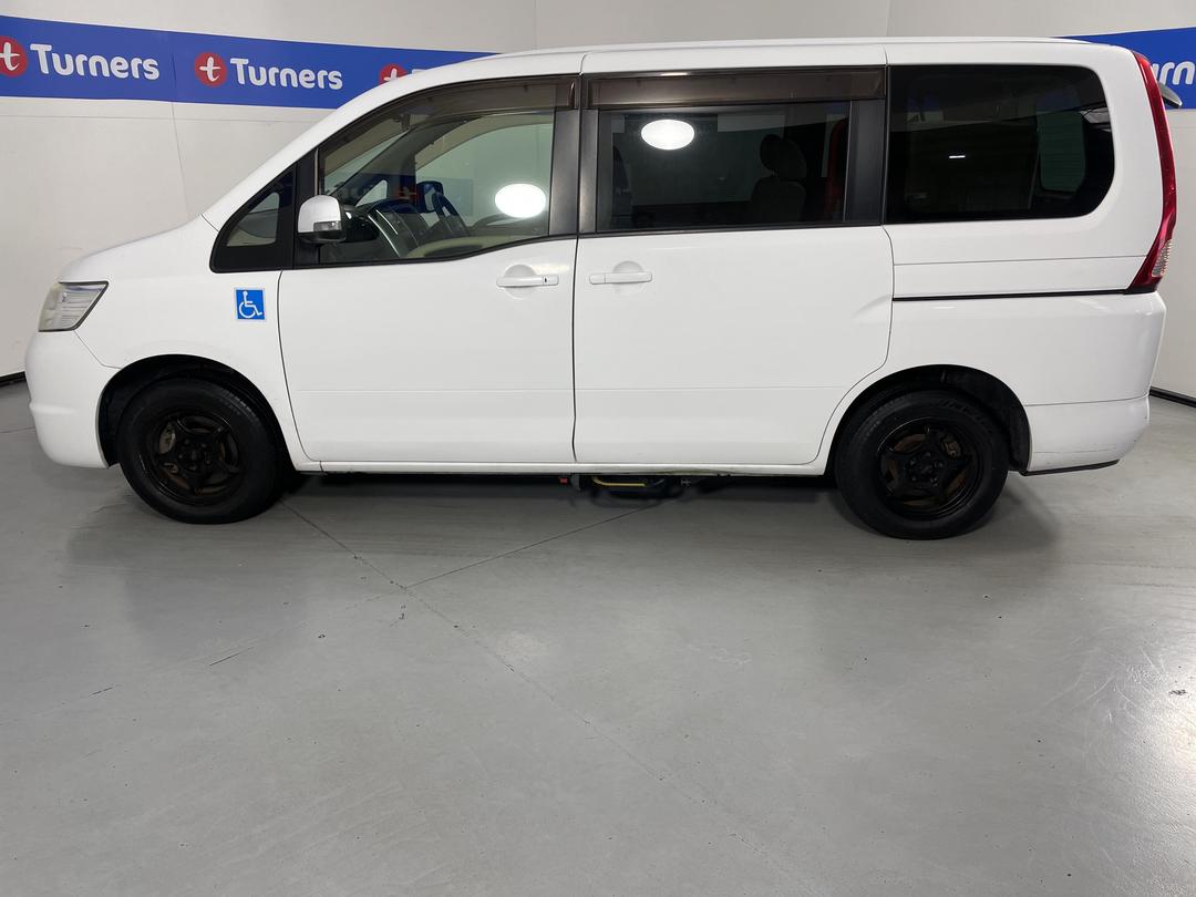 Photo '24' of Nissan Serena