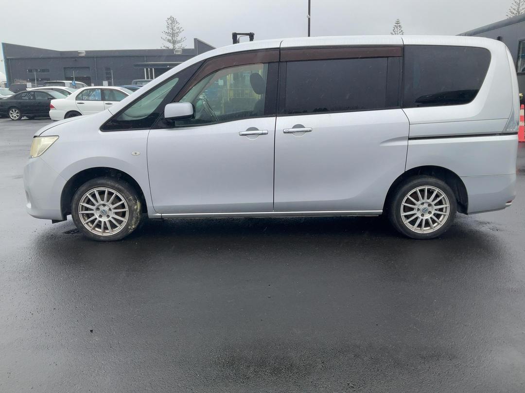Photo '5' of Nissan Serena Photo '5' of Nissan Serena