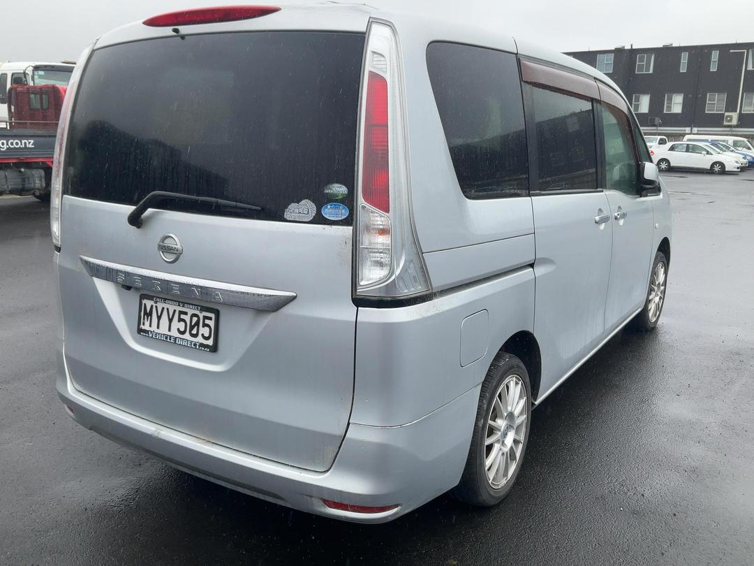 Photo '8' of Nissan Serena Photo '8' of Nissan Serena