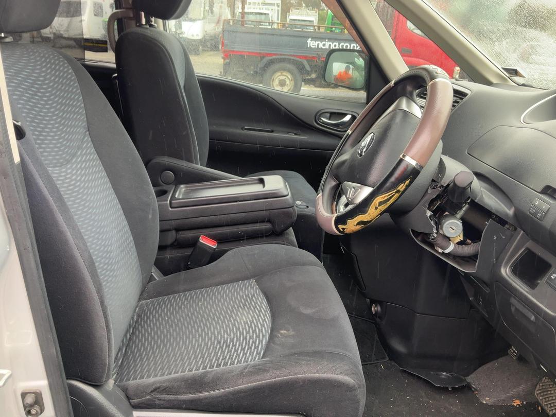 Photo '10' of Nissan Serena Photo '10' of Nissan Serena