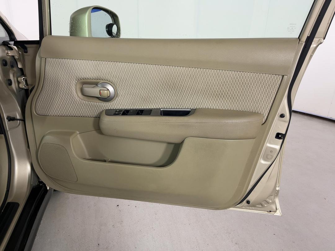 Photo '13' of Nissan Tiida