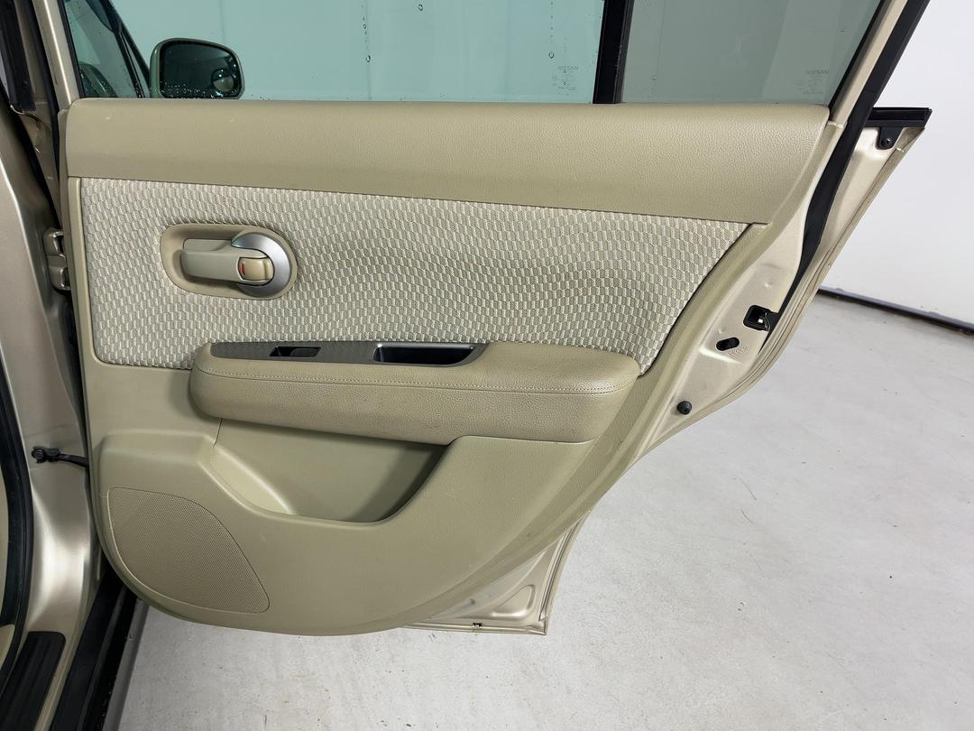 Photo '17' of Nissan Tiida