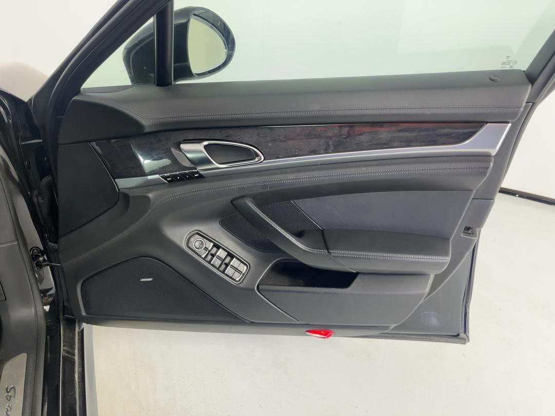 Photo '15' of Porsche Panamera