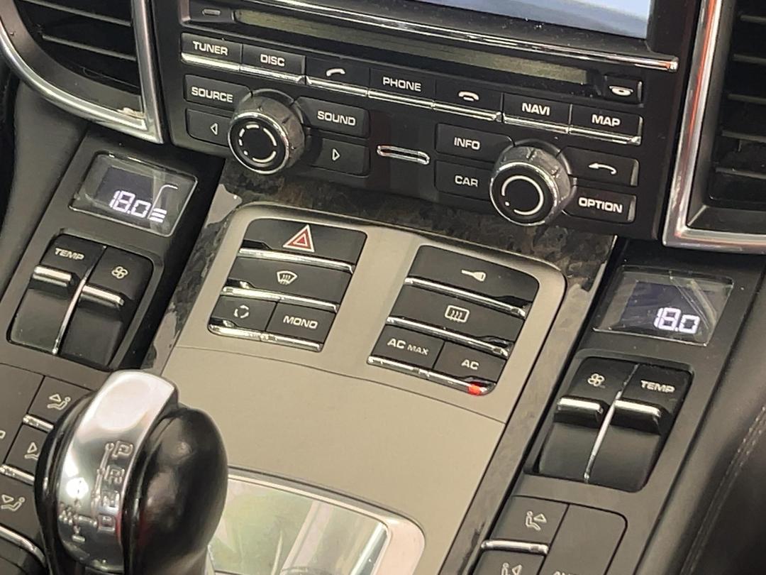 Photo '29' of Porsche Panamera