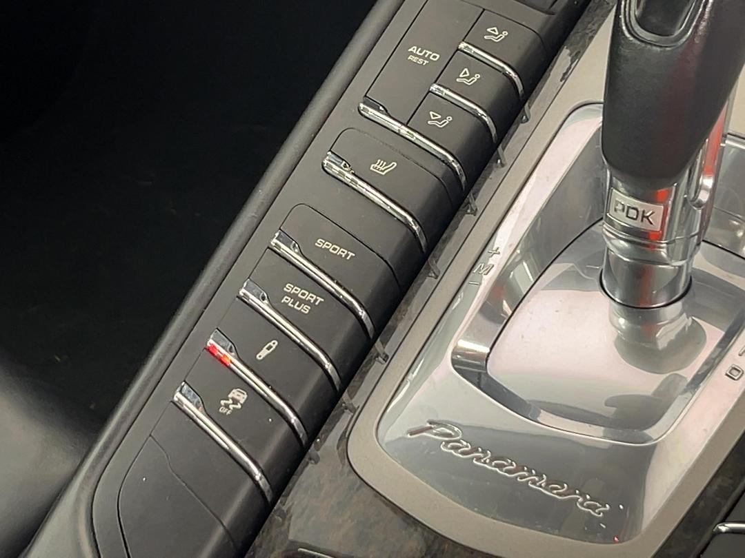 Photo '30' of Porsche Panamera