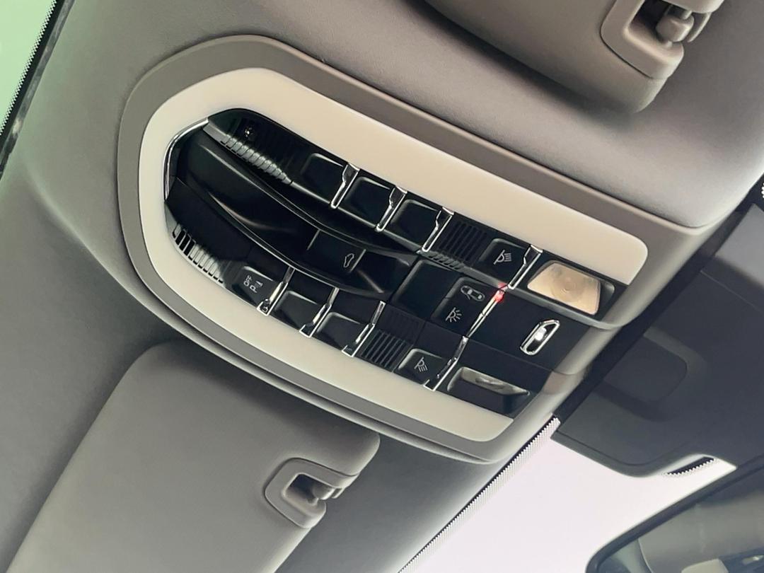 Photo '36' of Porsche Panamera