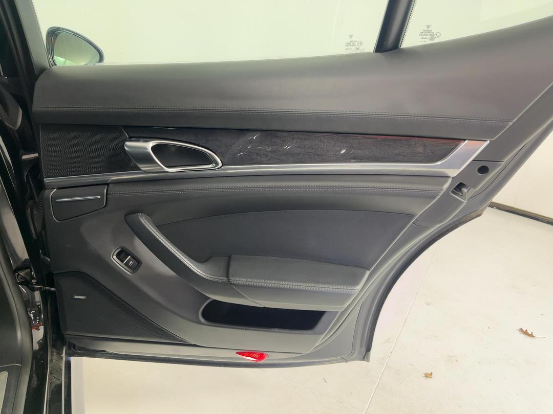 Photo '19' of Porsche Panamera