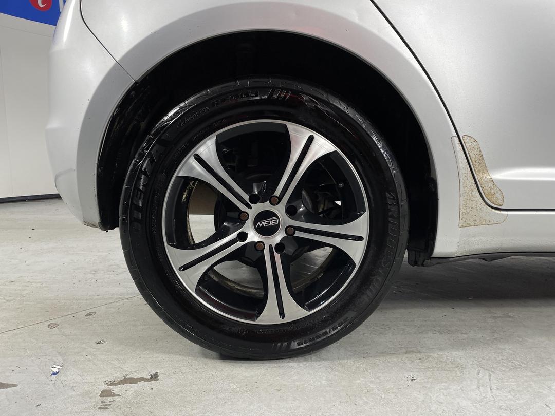 Photo '12' of Suzuki Swift