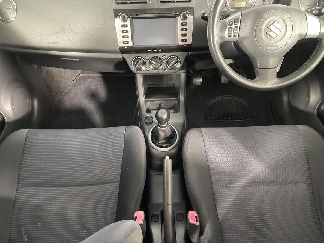 Photo '18' of Suzuki Swift