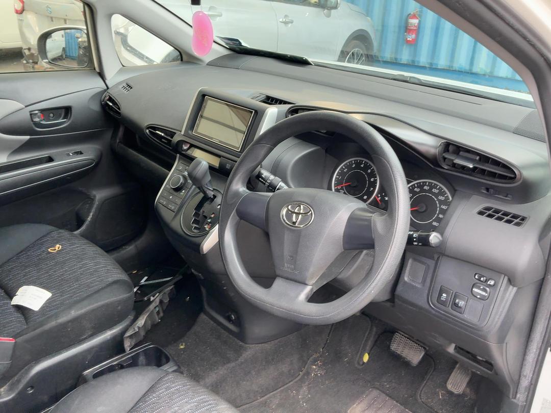 Photo '18' of Toyota Wish Photo '18' of Toyota Wish