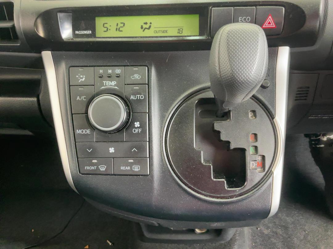 Photo '11' of Toyota Wish Photo '11' of Toyota Wish