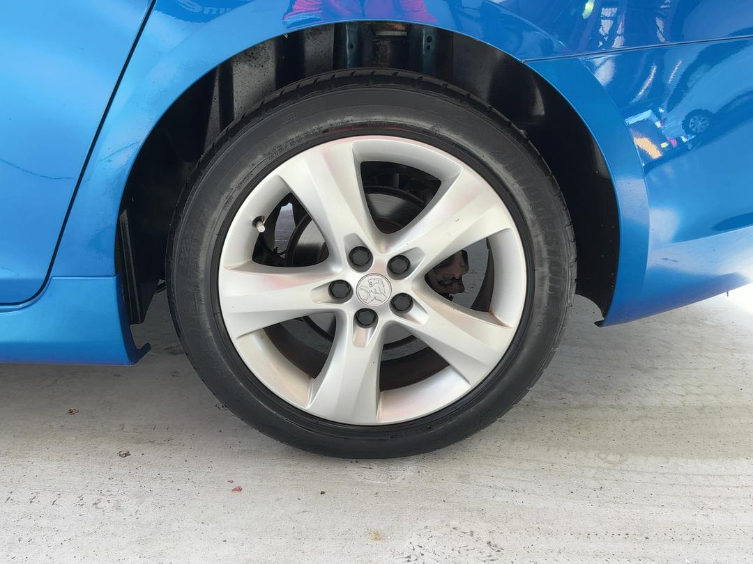 Photo '11' of Holden Cruze
