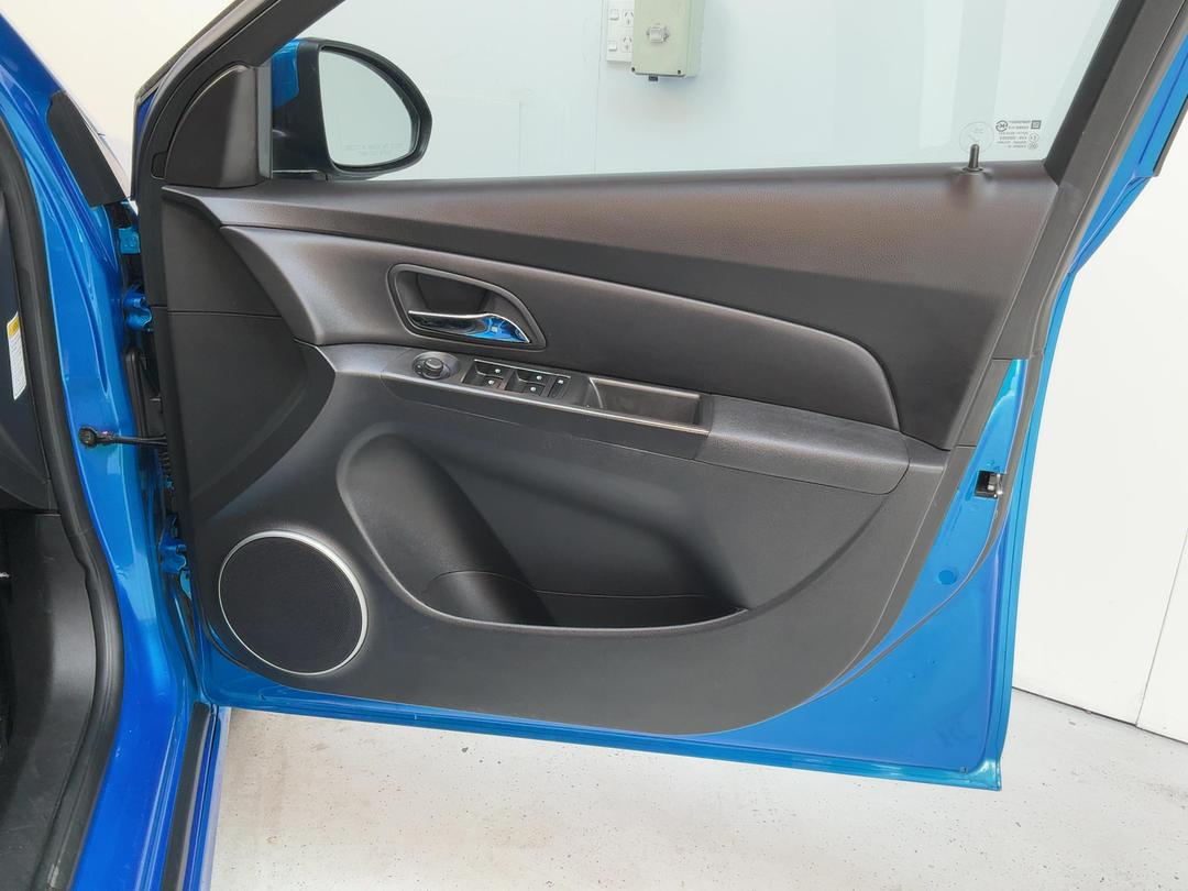 Photo '15' of Holden Cruze