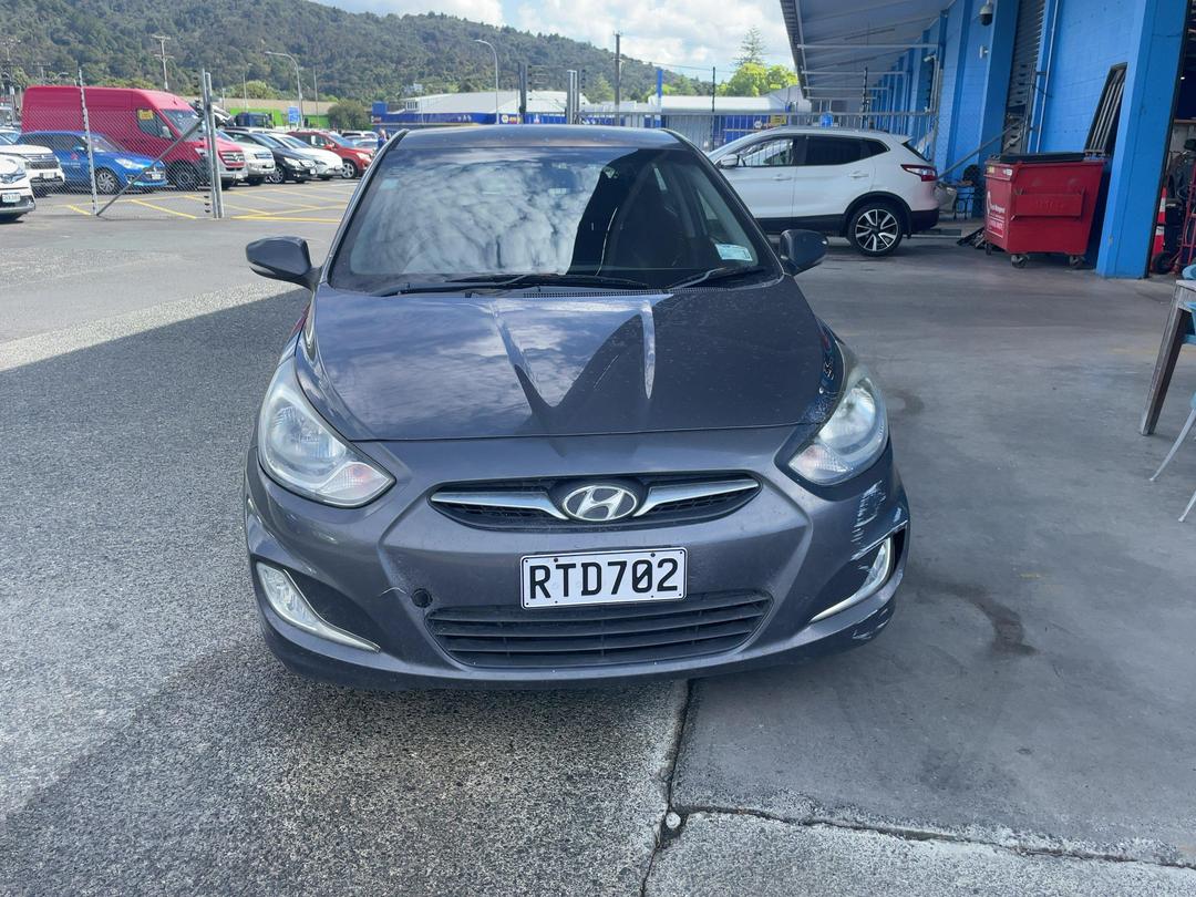Photo '7' of Hyundai Accent Photo '7' of Hyundai Accent