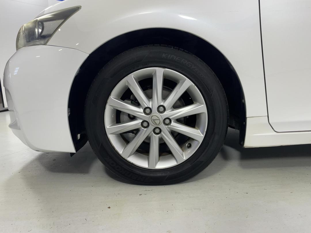 Photo '10' of Lexus CT200H