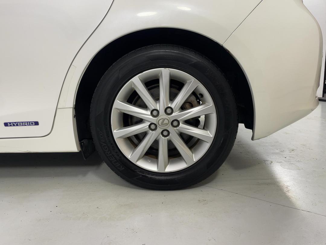 Photo '11' of Lexus CT200H