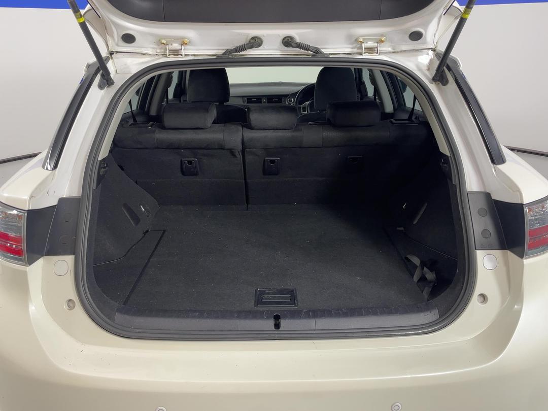 Photo '14' of Lexus CT200H