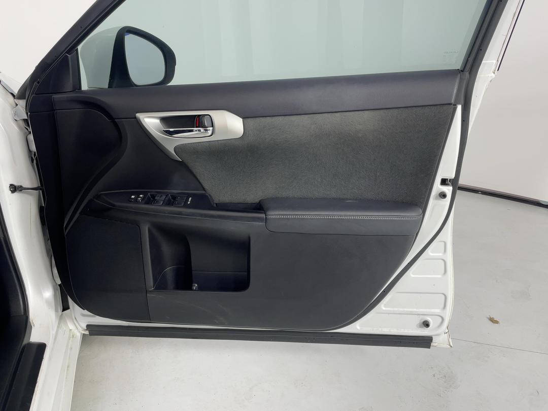 Photo '15' of Lexus CT200H