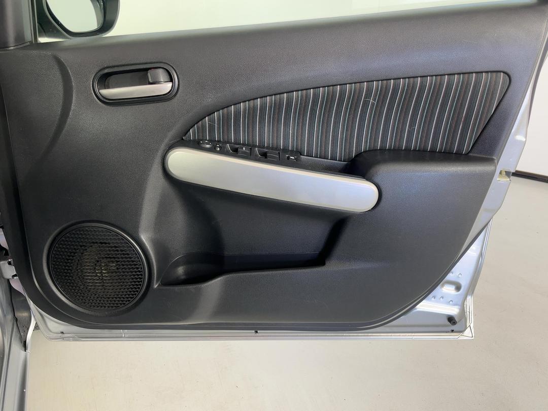 Photo '15' of Mazda Demio