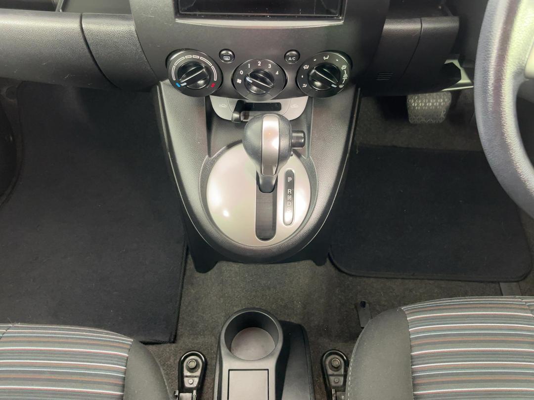 Photo '18' of Mazda Demio
