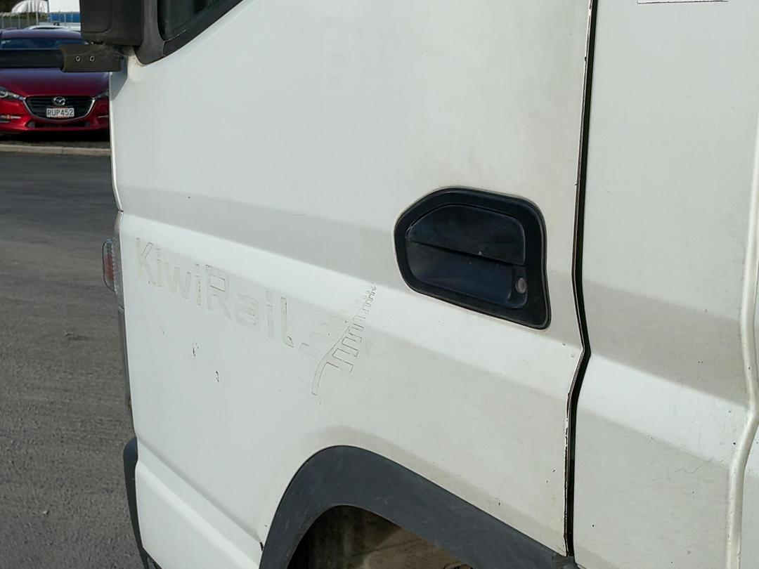 Photo '34' of Mitsubishi Fuso Canter FE160W4 Flat Deck Crane