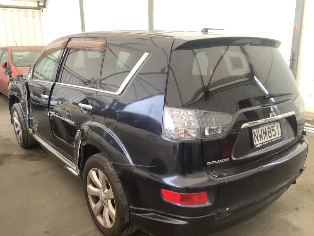 Photo '8' of Mitsubishi Outlander