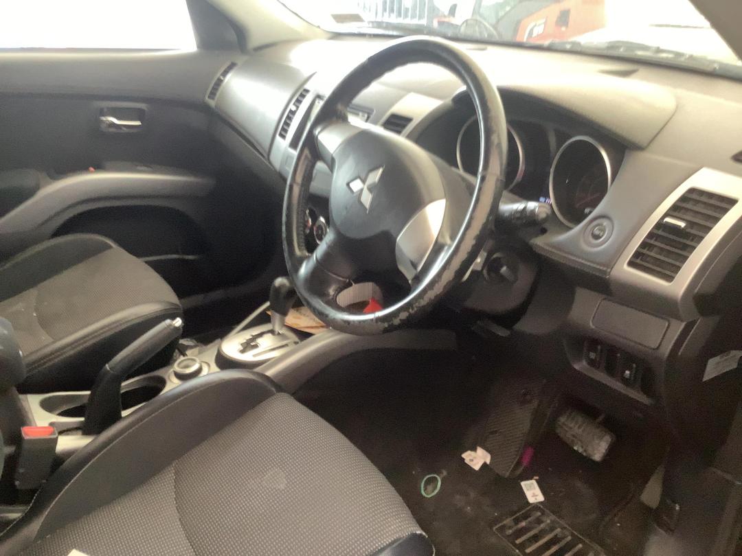 Photo '18' of Mitsubishi Outlander