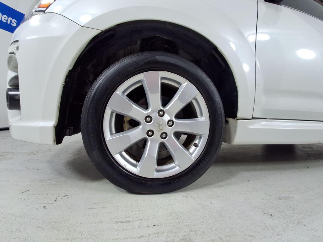 Photo '10' of Mitsubishi Outlander