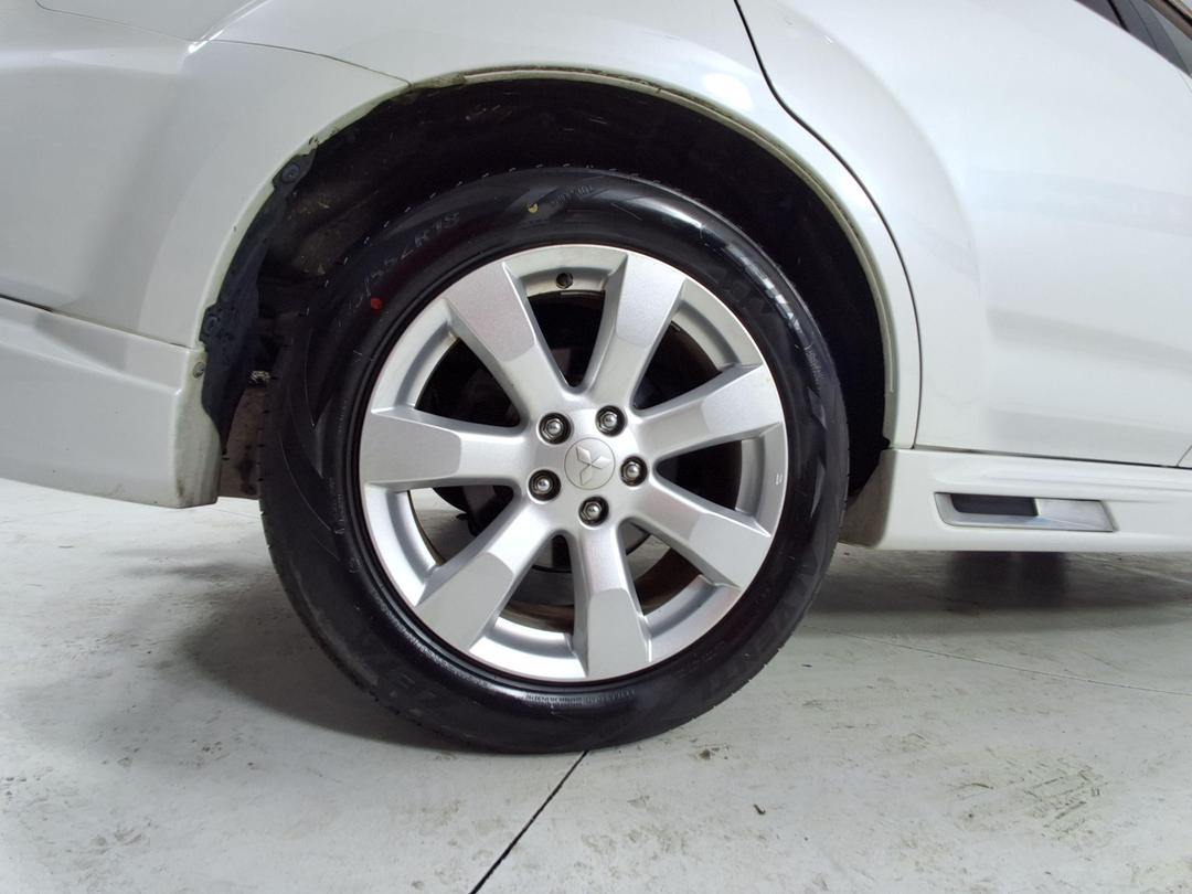 Photo '12' of Mitsubishi Outlander