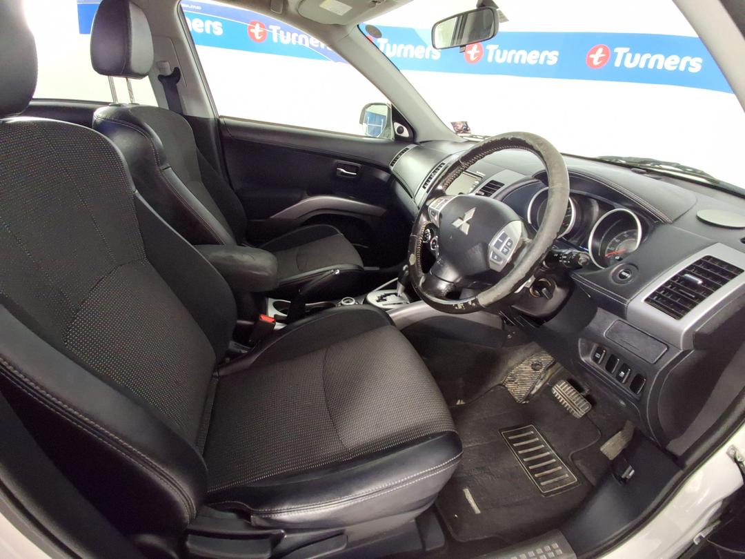 Photo '16' of Mitsubishi Outlander