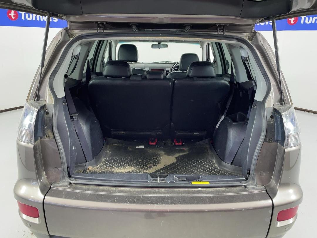 Photo '14' of Mitsubishi Outlander