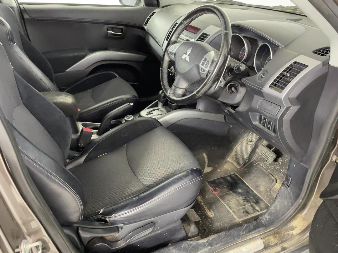 Photo '16' of Mitsubishi Outlander