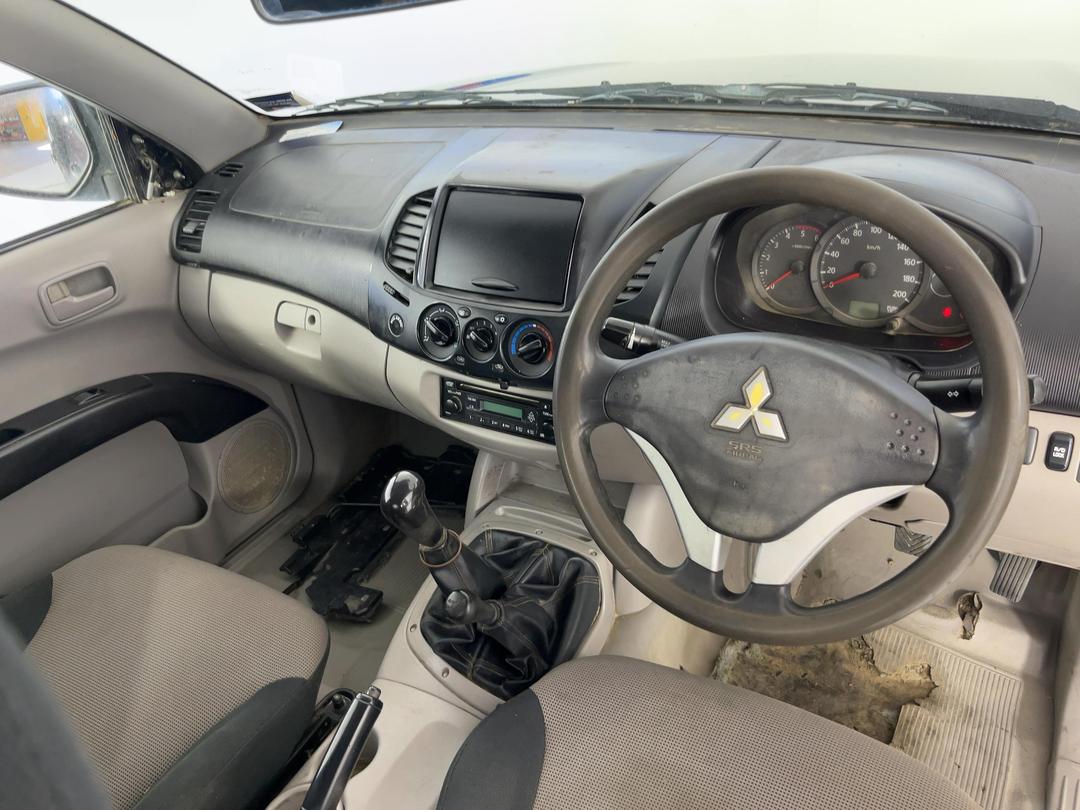 Photo '17' of Mitsubishi Triton