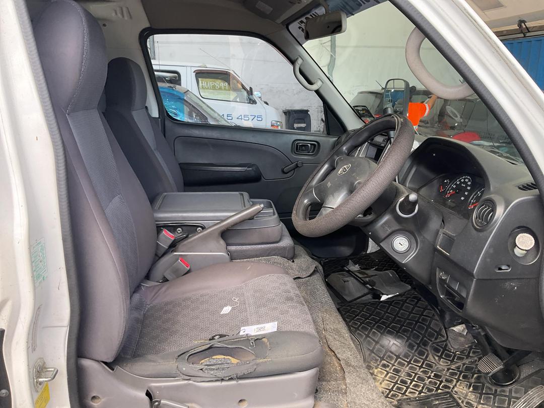 Photo '7' of Nissan Caravan